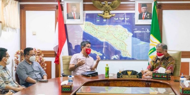 Gubernur Aceh, Ir.H.Nova Iriansyah, MT saat berdiskusi dengan beberapa Pengusaha di Kantor Badan Penghubung Pemerintah Aceh, Jakarta Pusat, Sabtu, 28/8/2021.