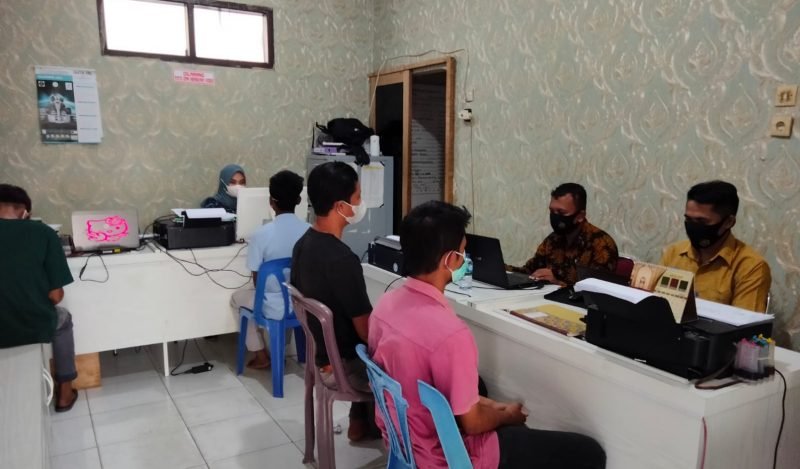 Personil Satreskrim Polres Pidie memeriksa pelaku perzinahan