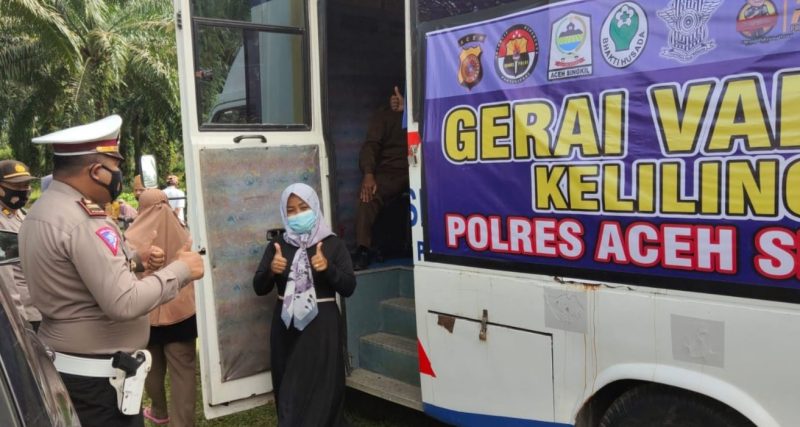 Mobil Gerai Vaksinasi Keliling Satlantas Poles Aceh Singkil mendapat antusias warga