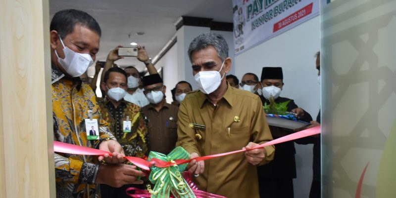 Bupati Aceh Utara, Muhammad Thaib, dan Direktur Utama Bank Aceh, Haizir Sulaiman, meresmikan operasional jaringan kantor payment ponit Bank Aceh yang berada di lantai dua gedung Kantor Bupati Aceh Utara, Lhoksukon Aceh Utara