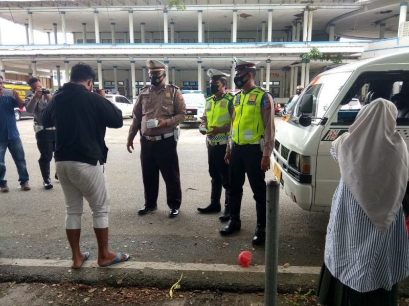 Kanit Laka Lantas bagikan masker kepada penumpang