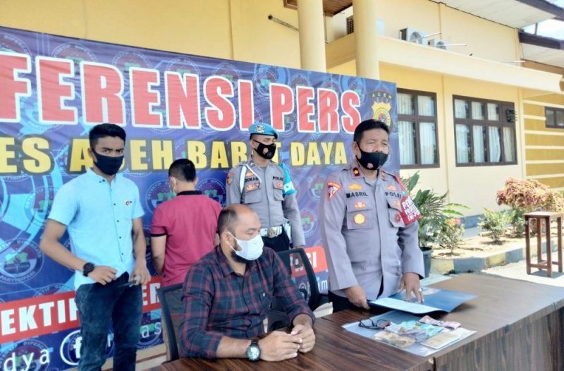 Pelaku jual-beli chip domino diperlihatkan saat konferensi pers di Mapolres setempat