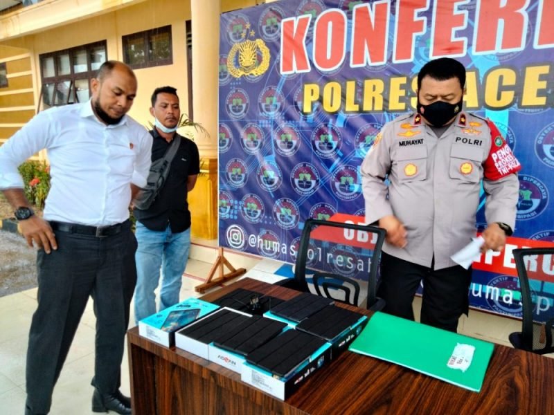 Wakapolres Abdya, Kompol Muhayat saat memperlihatkan barang bukti kasus pencurian sebelum konferensi pers di Halaman Mapolres setempat