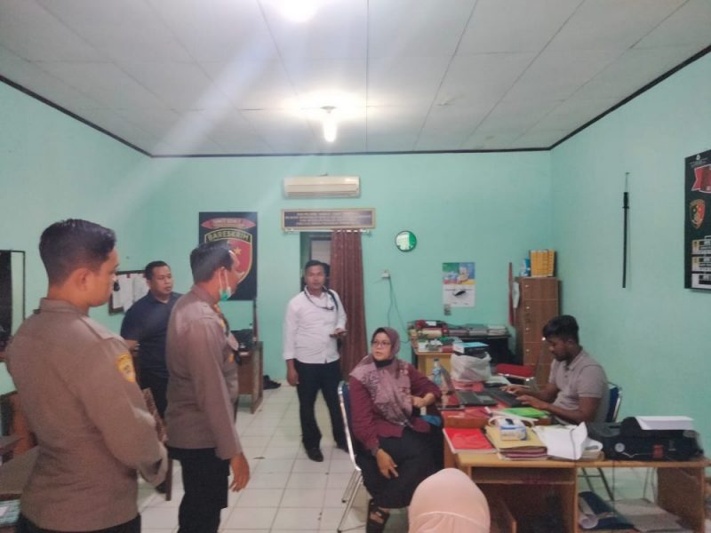 Kapolres Abdya, AKBP Muhammad Nasution SiK saat melihat kondisi petugas vaksinasi di Mapolres setempat