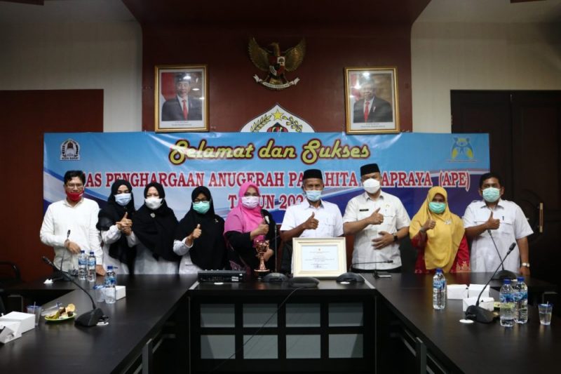Pemerintah Kabupaten Aceh Barat meraih penghargaan pada ajang Anugerah Parahita Ekapraya (APE) tahun 2020 dalam kategori pratama tingkat Kabupaten/Kota.