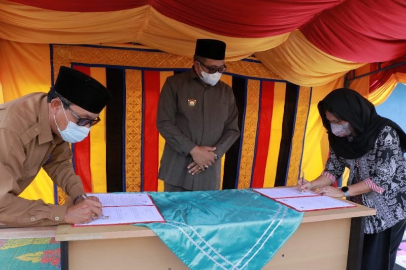 Bupati H Ramli MS menyaksikan penandatanganan perjanjian kerjasama antara Badan Kesbangpol Kabupaten Aceh Barat dengan BPIP RI tentang pembinaan nilai-nilai Pancasila melalui kearifan lokal di Kabupaten Aceh Barat.