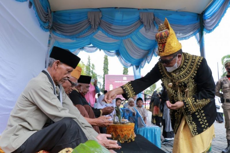 Bupati Aceh Barat bersama Walikota Banda Aceh dan Ketua MPU Kabupaten Aceh Barat melakukan prosesi Peusijuk kepada tokoh pejuang dan ulama Aceh Barat.