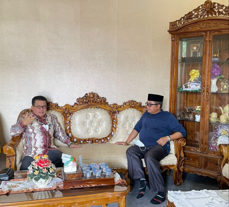 Bupati Aceh Barat, H. Ramli MS berbincang santai dengan Wakil walikota Subulussalam saat bersilaturahmi dengan Gubernur MPTT Kota Subulussalam tersebut