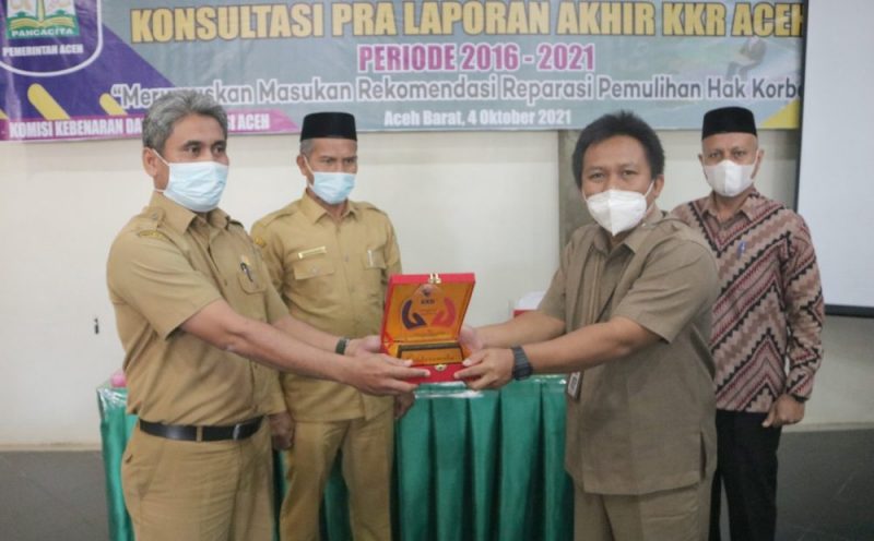 Penyerahan cinderamata dalam pembukaan kegiatan konsultasi pra laporan akhir Komisi Kebenaran dan Rekonsiliasi (KKR) Aceh periode 2016-2021 