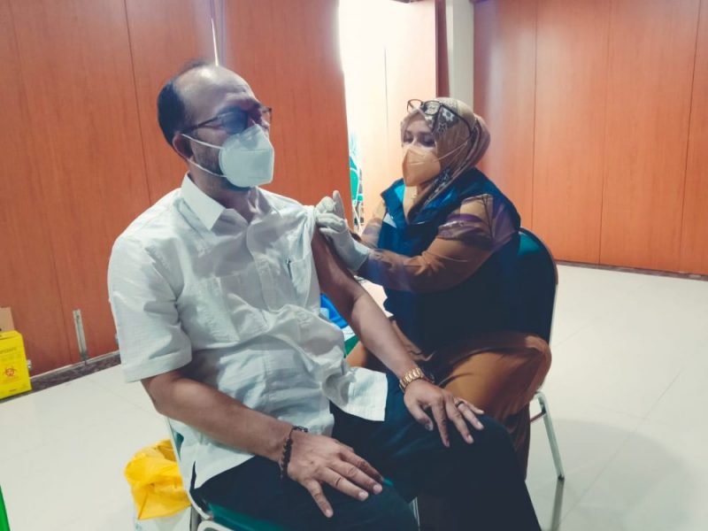 Prof. Syamsul Rijal menjalani vaksinasi
