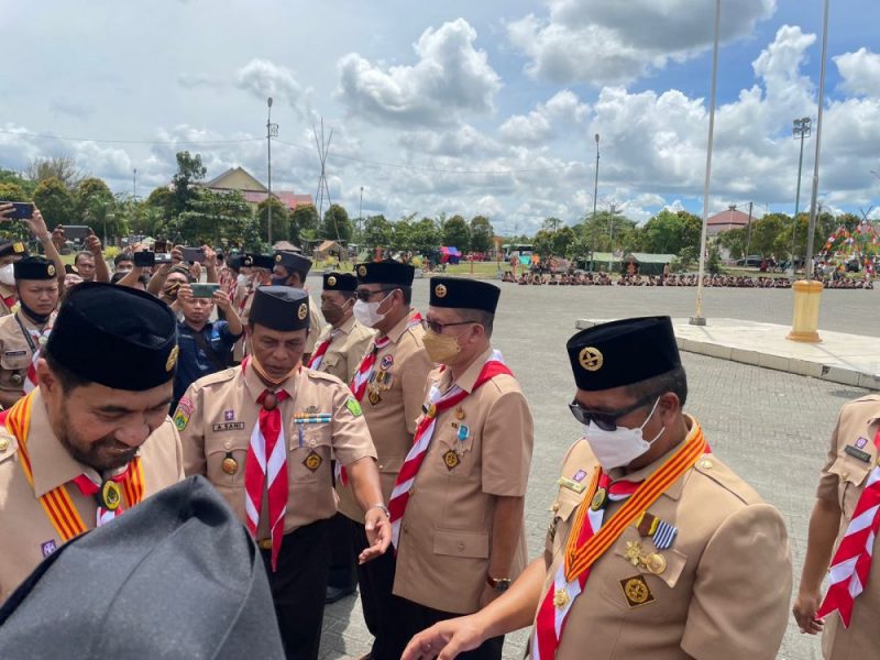 Bupati Aceh Barat, H. Ramli MS menerima lencana Melati dari Kwarnas Pramuka