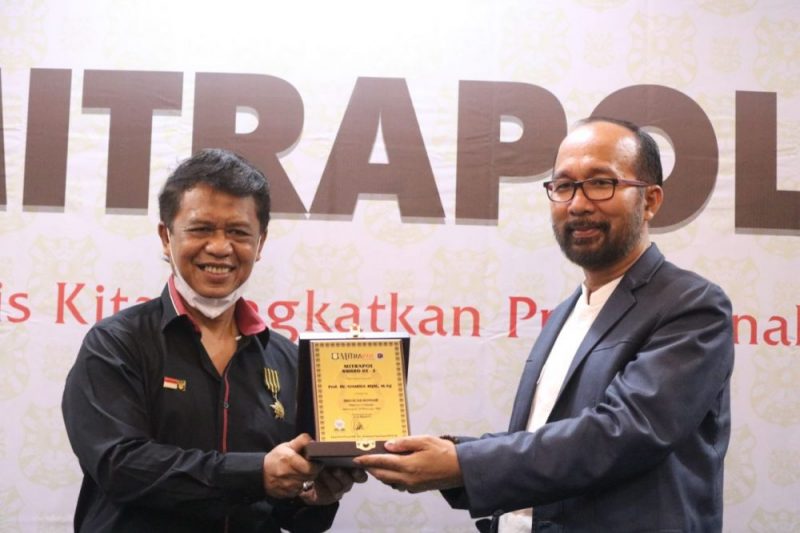 Prof Syamsul Rijal Terima Penghargaan Nasional Mitrapol Award 2021