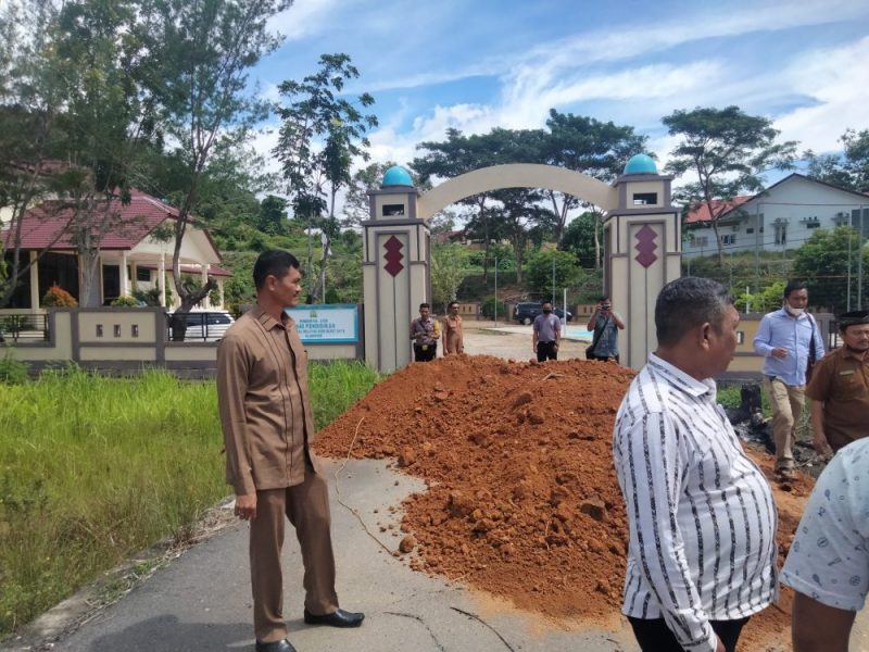 Kepala Cabdis Pendidikan Aceh wilayah Abdya, Jufri saat dikonfirmasi wartawan dengan latar belakang jalan yang diblokir menggunakan tanah urug