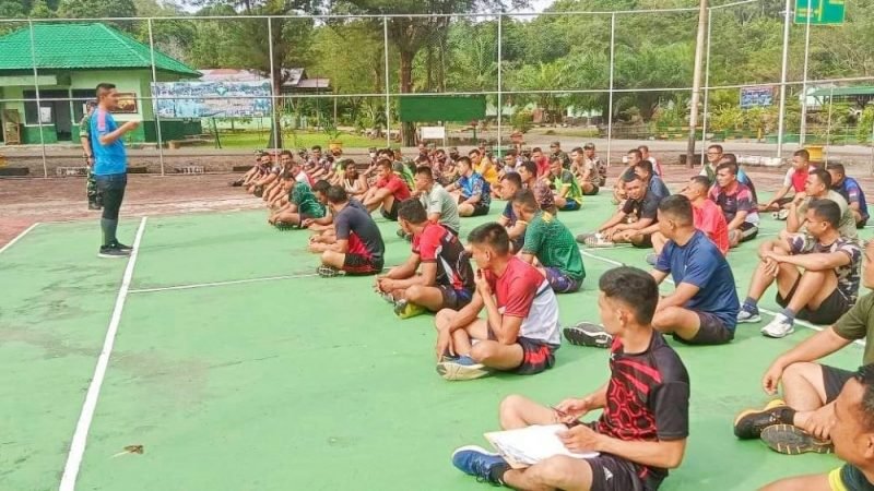 Prajurit Kodim 0115 Simeulue melaksanakan kegiatan tes kesegaran Jasmani periodik II tahun 2021 di lapangan Makodim Desa Amaiteng Kecamatan Simeulue Timur