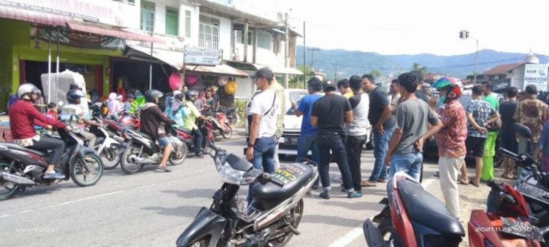 Warga berkerumun pasca penangkapan SA di Kecamatan Susoh