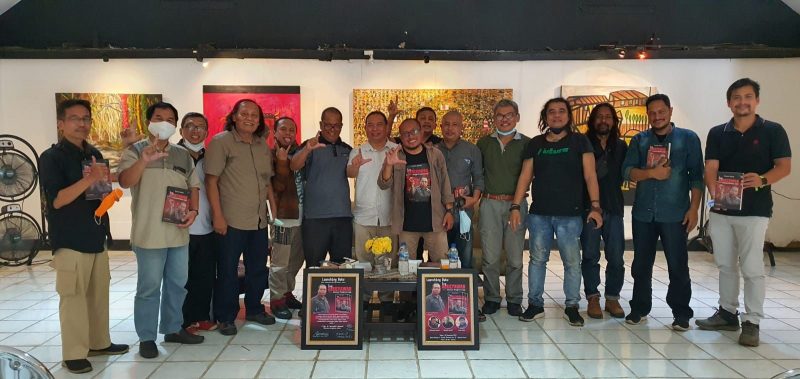 Fauzan Azima saat membubuhkan tandatangan pada buku Sang Gerilyawan usai meluncurkan buku perdananya di Balai Budaya Jakarta, Sabtu, 18 Desember 2021.