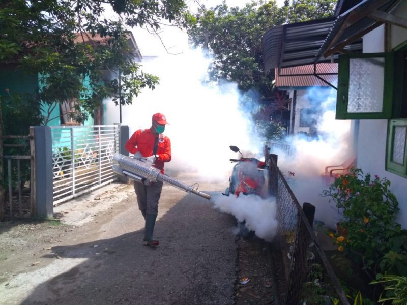 Petugas dari Dinkes Abdya melakukan pengasapan di Desa Rumah Panjang