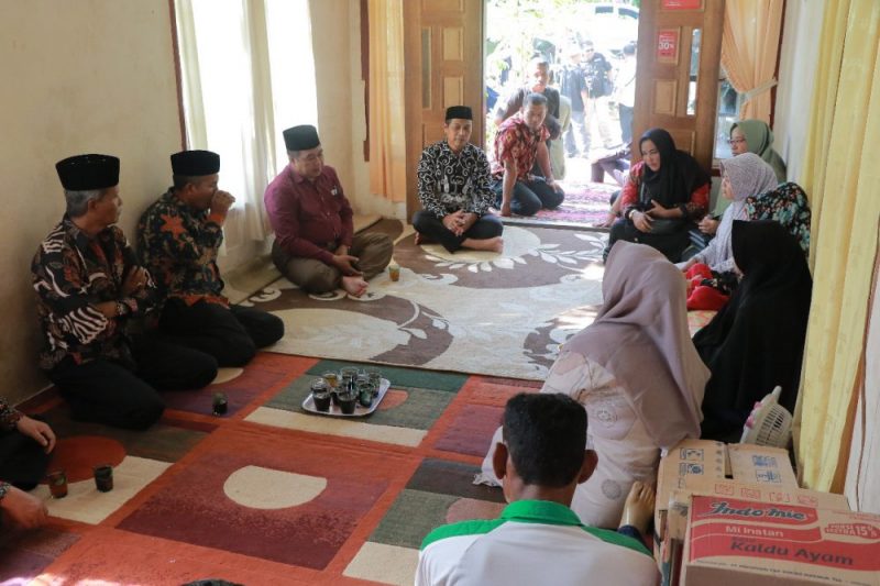 Bupati Aceh Barat bersama jajaran Pemkab Aceh Barat Melayat ke rumah korban jatuh ke jurang