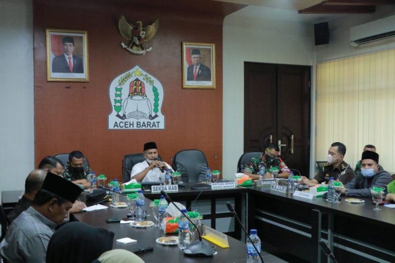 Bupati Aceh Barat diwakili Sekretaris daerah (Sekda) Kabupaten Aceh Barat Marhaban SE., M.Si memimpin rapat koordinasi percepatan vaksinasi Covid 19 Kabupaten Aceh Barat 