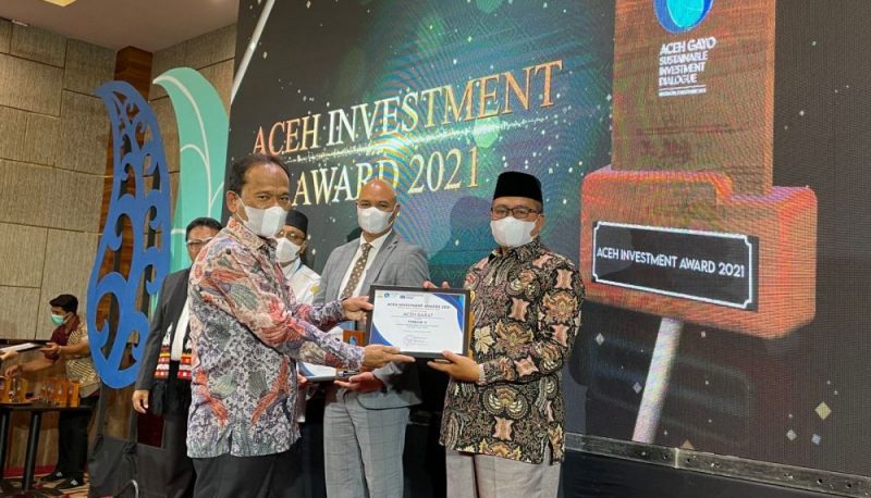 Bupati Aceh Barat, H. Ramli MS, saat menghadiri forum Aceh Gayo Sustainable Investmen Dialogue (AGASID) di Hotel Parkside Gayo Petro, Takengon, Aceh Tengah menerima penghargaan