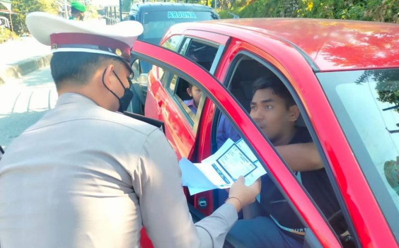 Personil Satlantas Polres Aceh Singkil memeriksa kelengkapan surat kenderaan serta sertifikat vaksin bagi pengemudi
