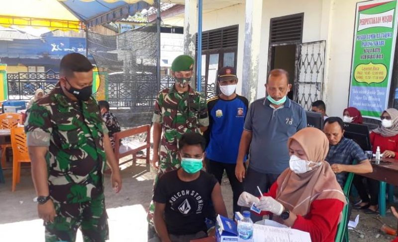 Dandim 0110/Abdya, Letkol Inf Roqich Hariadi meninjau pelaksanaan vaksinasi massal