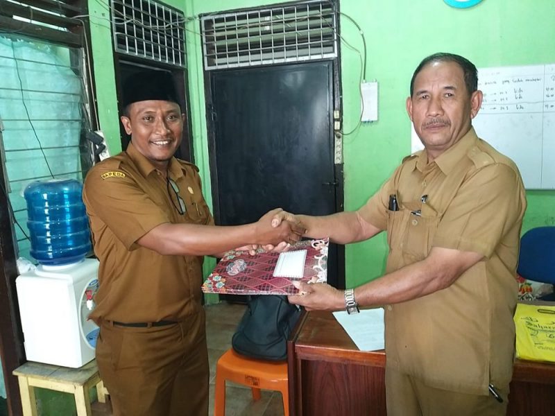 T. Rinaldy, PJ Keuchik Gampong Keude Siblah menyerahkan berkas bakal calon Keuchik pada Pilchiksung 2022