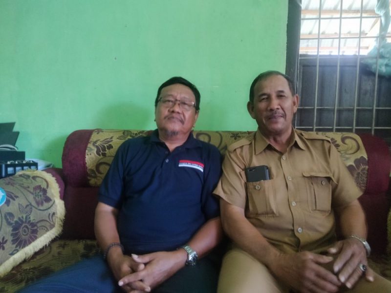 Ketua tuha Peut Gampong Keude Siblah, Zainun Yusuf bersama ketua panitia pemilihan, Salmin