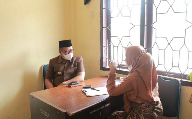 Bupati Aceh Barat, H. Ramli MS melakukan bimbingan kepada warga yang digrebek atas dugaan khalwat