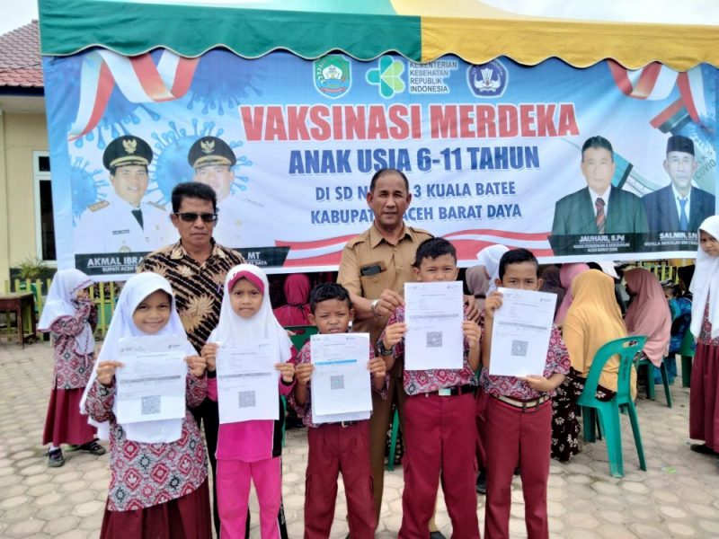 Kepsek SD Negeri 3 Kuala Batee memperlihatkan siswanya yang sudah divaksin 
