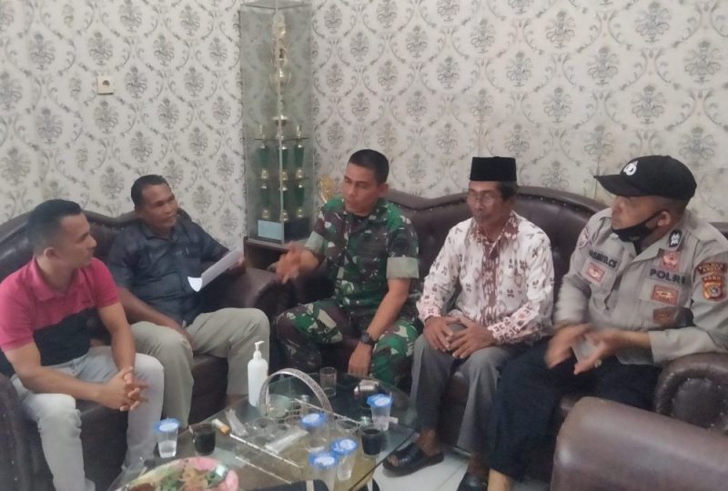 Danramil 02/Kuala Batee, Kapten Inf Arifin bersama Bhabinkamtibmas Kuala Batee menjelaskan perihal pengunduran diri sejumlah calon Keuchik 