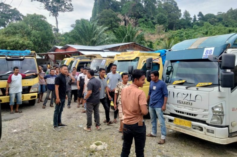 Sejumlah sopir pengangkutan biji besi PT Juya meminta kenaikan ongkos angkut