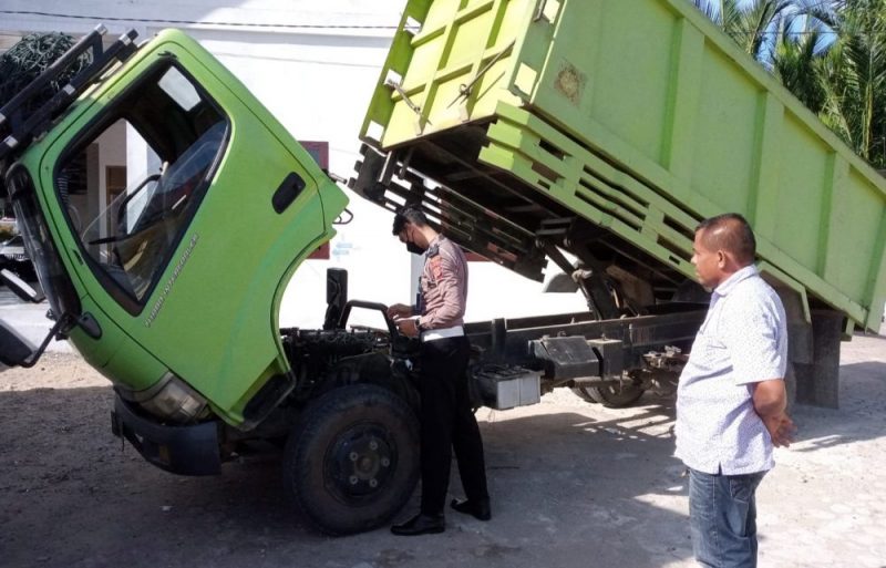 Kanit Regident Satlantas Polres Abdya, Aipda Munawir Jakfar membantu anggota memeriksa fisik kenderaan