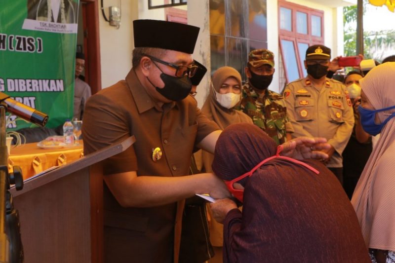 Bupati Ramli MS saat memberikan ZIS secara simbolis di Kecamatan Samatiga