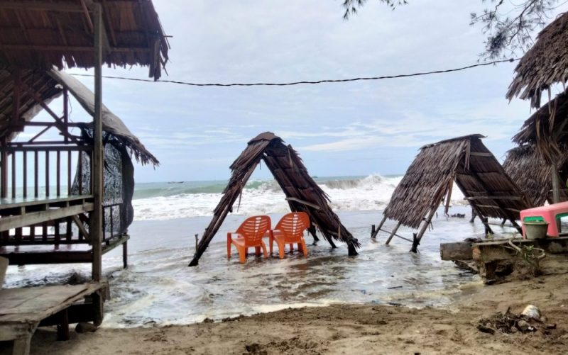 Salah satu kantin milik warga dikawasan Pantai Jilbab Susoh dihantam ombak pasang purnama