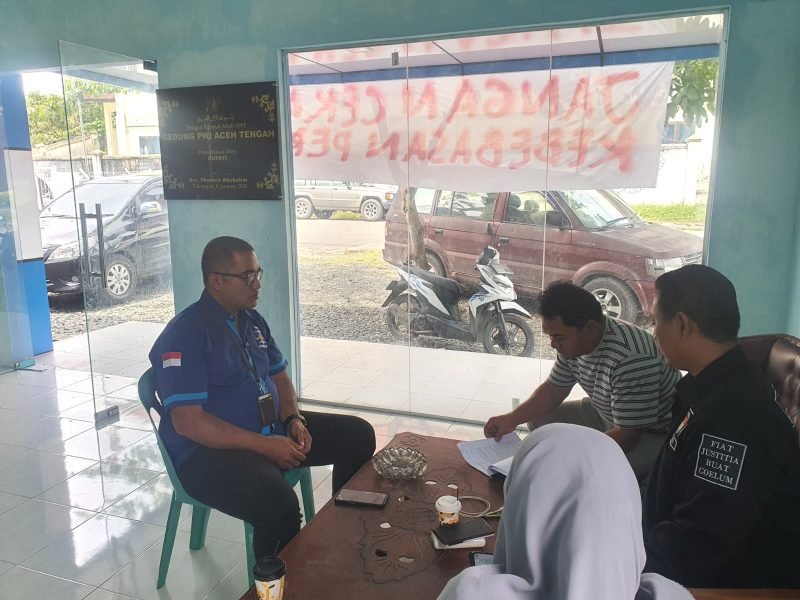 Ketua YARA, Safaruddin, di dampingi Kepala perwakilan Dato' H. Yuni Eko Hariyatna, saat menerima pengaduan 
masyarakat di Kantor PWI Aceh Tengah di Takengon (18/11).