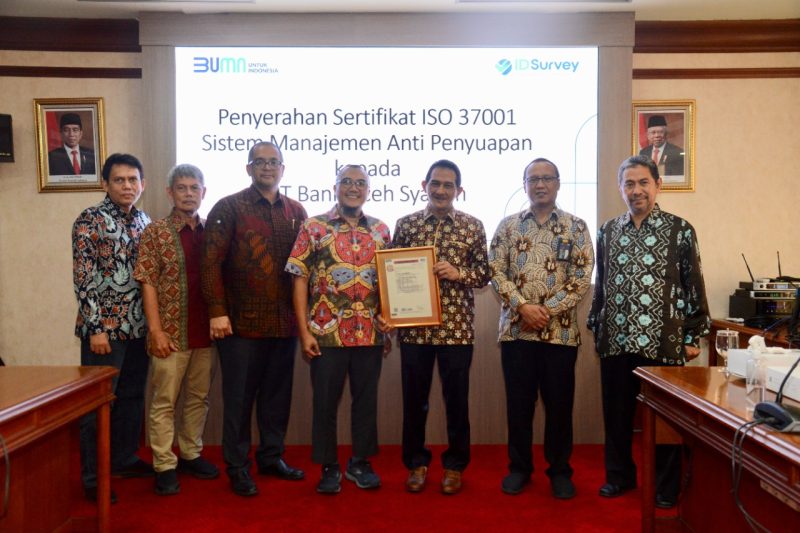 Direktur Kepatuhan Bank Aceh, Yusmaldiansyah, Ketiga dari kiri menerima sertifikasi ISO 37001 SMAP di Jakarta, Jumat (27/01). Turut hadir Pemimpin Divisi Kepatuhan Bank Aceh, M Razi dan Kepala Bidang Kebijakan Sistem dan Prosesur, Aidil Fadhari.