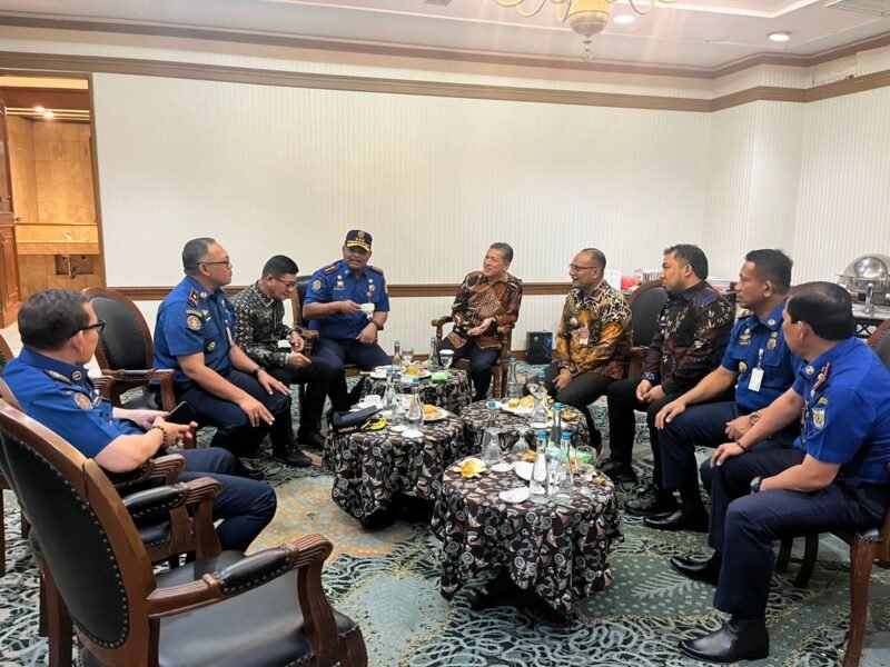 Pj Bupati Aceh Besar Muhammad Iswanto, S.STP MM bersama pimpinan daerah dan sejumlah Kepala BPBD berbincang-bincang dengan Dirjen Bina Administrasi Kewilayahan Kemendagri Dr Drs Safrizal ZA MSi usai menerima hibah luar negeri melalui Kemendagri berupa mobil Damkar, di Hotel Sahid Jaya, Jakarta Pusat, Selasa siang (28/2/2023).