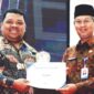 Wakili Pj Bupati, Sekdakab Aceh Besar menerima Award dari PKKD atas keberhasilan yang diraih selama ini. Foto: prokopim abes.