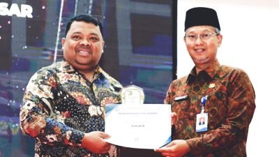 Wakili Pj Bupati, Sekdakab Aceh Besar menerima Award dari PKKD atas keberhasilan yang diraih selama ini. Foto: prokopim abes.