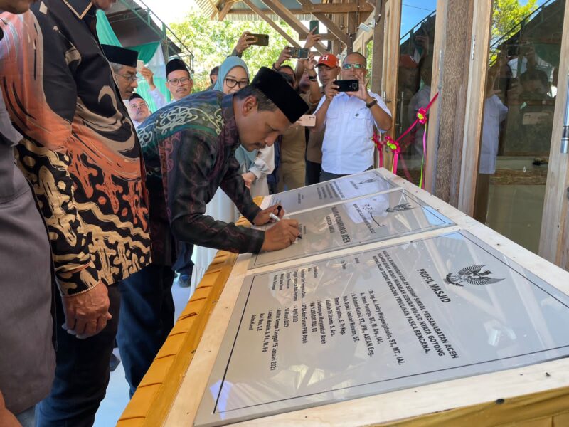 Asisten I Sekda Aceh, Dr. M. Jafar SH, M.Hum didampingi Bupati Mamuju dan Kalaksa BPBA meresmikan penggunaan Masjid Al-Munawwarah di Lingkungan Te'beng, Kelurahan Kasambang, Kecamatan Tapalang, Kabupaten Mamuju, Provinsi Sulawesi Barat (Sulbar), Jumat 10/3/2023. Masjid Al-Munawwarah ini dibangun dengan sumber dana bantuan masyarakat dan Pemerintah Aceh pasca Gemba Bumi pada 15 Januari 2021 lalu.