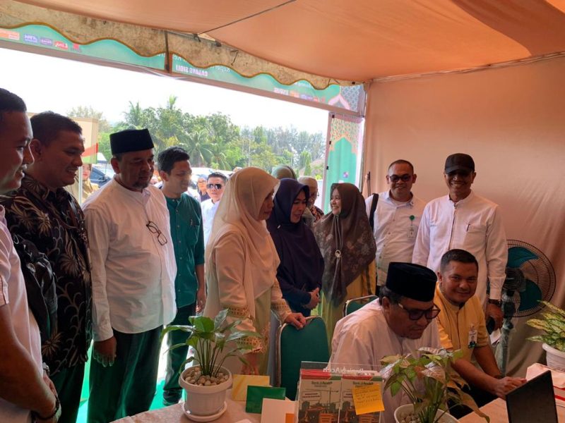 Bupati Pidie, Wahyudi Adisiswanto didampingj Pemimpin Bank Aceh Cabang Sigli, Tarmizi mengunjugi booth Bank Aceh untuk memperoleh sejumlah informasi transaksi layanan keuangan pada kegiatan Pasar Kontrol di Sigli, Jumat (17/03/2023).