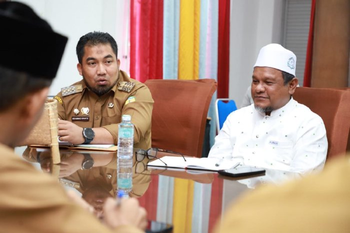 Pj Bupati Aceh Besar Muhammad Iswanto, S.STP., MM bersama Wakil Ketua MPU Aceh, Tgk. H. Hasbi Albayuni, membahas peningkatan sertifikasi produk halal di Kabupaten Aceh Besar, di Dekranasda Aceh Besar, Gampong Gani, kecamatan Ingin Jaya Selasa, (07/03/2023).