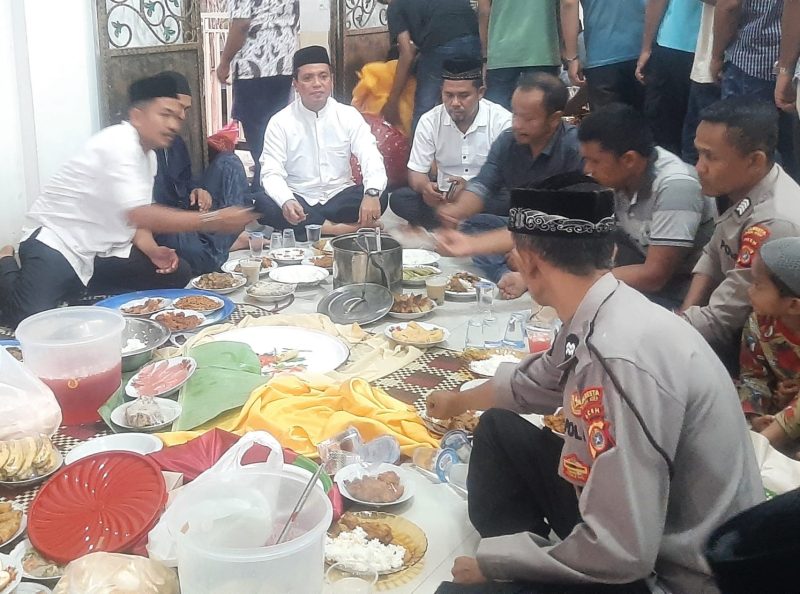 Kepala Dinas Komunikasi dan Informasi Abu Bakar S Ag bersama Kepala Inspektur Ispektorat Aceh Besar Zia Ul Azmi SH mewakili Pj Bupati Aceh Besar menghadiri undangan kenduri Nuzulul Quran dan buka puasa bersama Masyarakat Gampong (desa-red) Lampermai Kecamatan Krueng Barona Jaya, Kabupaten Aceh Besar, Kamis (6/4/2023).