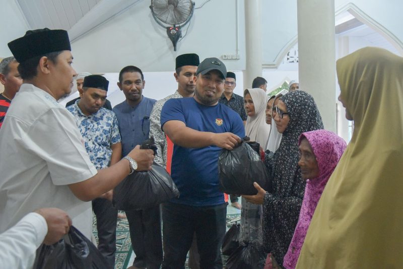 Pj Bupati Aceh Besar, Muhammad Iswanto S.STP, MM menyalurkan bantuan paket Ramadhan kepada masyarakat Gampong Cot Suruy Kecamatan Ingin Jaya Kabupaten Aceh Besar Jumat (7/4/2023) sore.