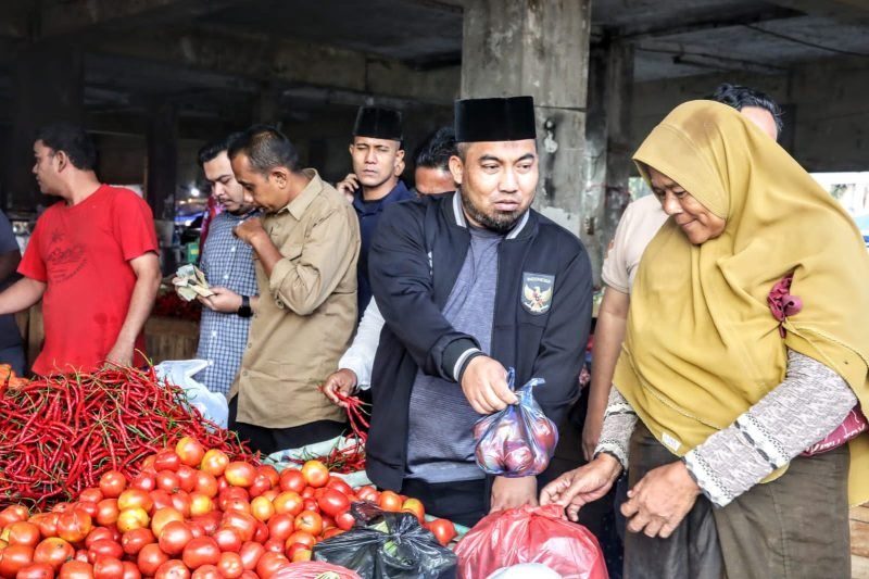 Pj Bupati Aceh Besar, Muhammad Iswanto S.STP, MM bersama sejumlah Kepala OPD Pemkab Aceh Besar, berdialog dengan pedagang cabai saat kembali memantau dan mengecek harga Sembako, di Pasar Induk Lambaro, Kecamatan Ingin Jaya, Kabupaten Aceh Besar, Minggu (9/4/2023) pagi.