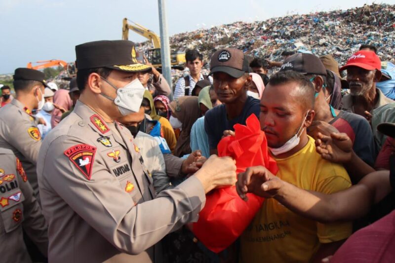 Kapolda Aceh Irjen Ahmad Haydar saat membagikan sembako kepada masyarakat beserta pemulung di tempat pembuangan akhir (TPA) di Gampong Jawa, Kecamatan Kuta Raja, Kota Banda Aceh, Jumat, 14 April 2023.