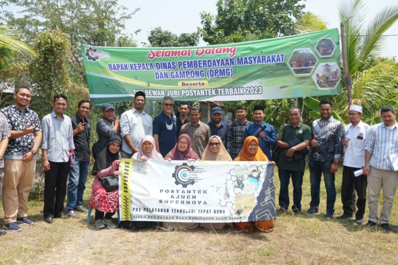 Camat Peukan Bada Ibnu S.Sos pengurus Posyantek Ajuen Supernova foto bersama Tim Penilai tingkat Provinsi Aceh, di Gampong Ajuen, Kecamatan Peukan Bada, Sabtu (15/4/2023).