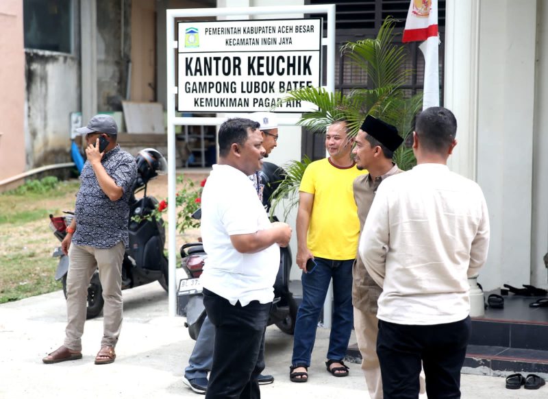Sekda Aceh Besar Drs. Sulaimi, M.Si didampingi Kepala DPMG Aceh Besar, Carbaini S.Ag dan Kepala Dinas Syariat Islam Kabupaten Aceh Besar, Rusdi, S.Sos, M.Si saat meninjau persiapan lomba desa tingkat provinsi di Kantor Geuchik Gampong Lubuk Batee, Kecamatan Ingin Jaya, Aceh Besar, Sabtu (29/04/2023).