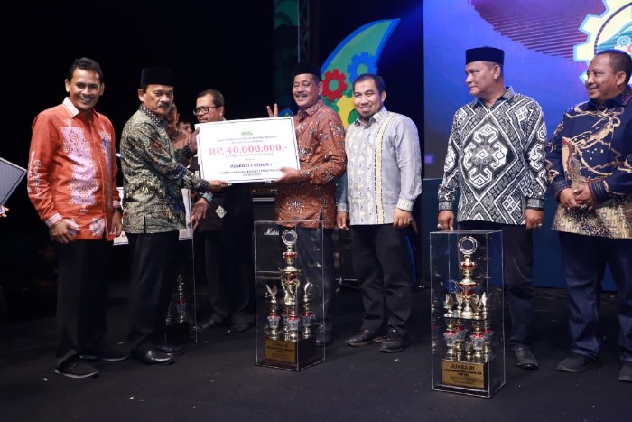 Pj Bupati Aceh Besar Muhammad Iswanto SSTP mendampingi Keuchik Lubok Batee Bukhari saat menerima penghargaan lomba gampong tingkat provinsi tahun 2023, saat pembukaanTTG XXIV Provinsi Aceh di Kota Jantho, Selasa (30/5/2023) malam.